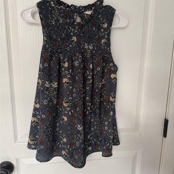 Elegant Floral Sleeveless Blouse - Black - Picture 4 of 8